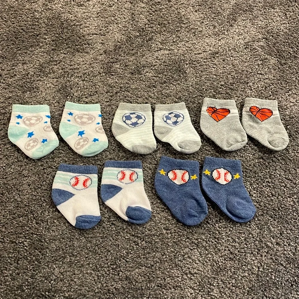 💫bundle of 5💫 Newborn sports themed socks from carters